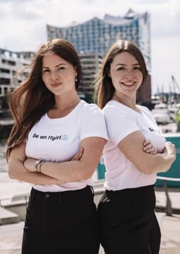 Laura und Lena vor der Elbphilharmonie