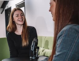 Lena und Laura bei Podcastaufnahme