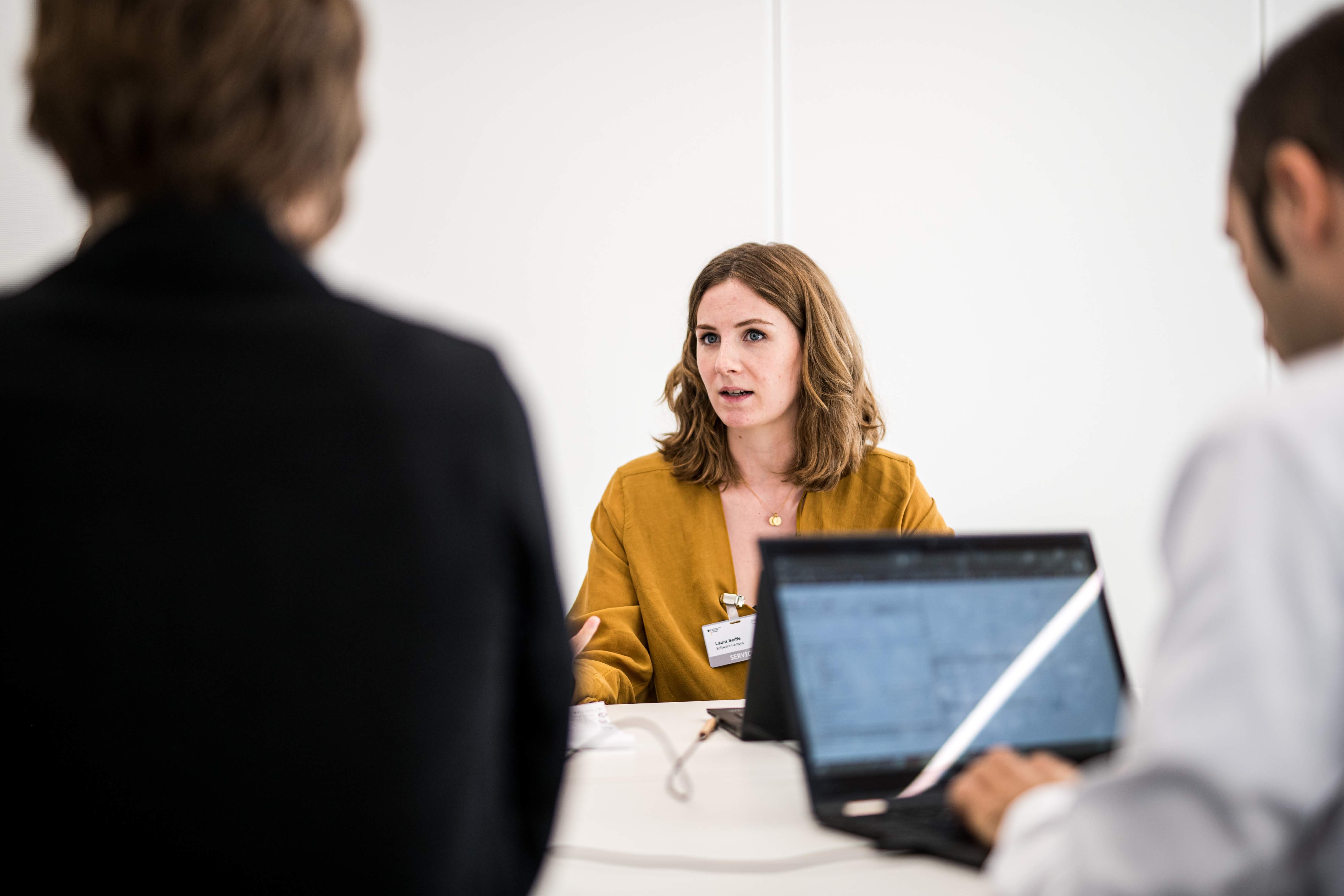 Laura bei ihrer Arbeit als Data Scientist