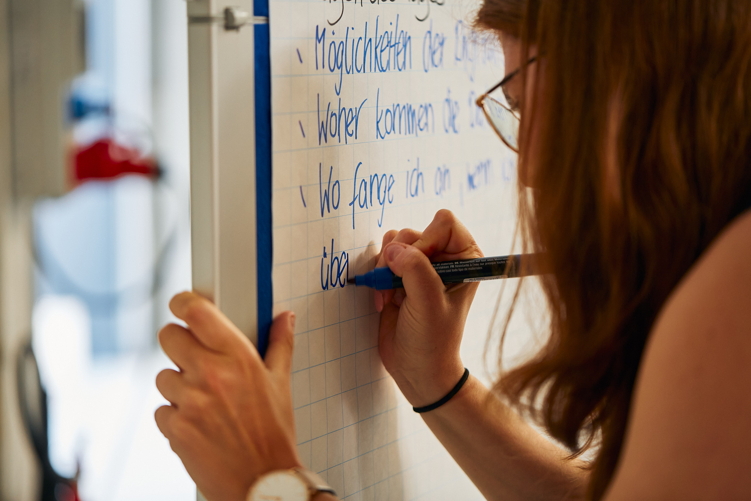 Katja am Whiteboard